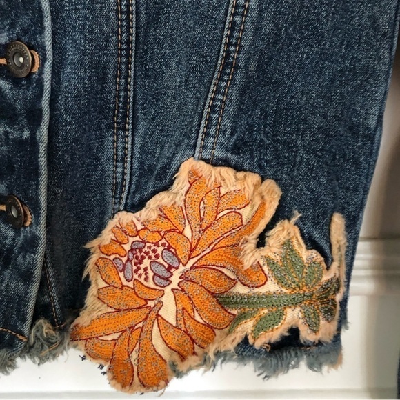 Denim Boho Coastal Cowgirl distressed denim embroidered jean jacket Small - Picture 6 of 12